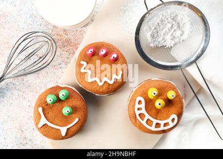 Biscotti divertenti con ingredienti su sfondo grunge Foto Stock