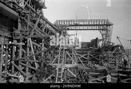 Warszawa, 1948-11. Budowa mostu Œl¹sko-D¹browskiego na Trasie Wschód-Zachód. NZ. Prace od strony Œródmieœcia. uu PAP Dok³adny dzieñ wydarzenia nieustalony. Varsavia, novembre 1948. La costruzione del ponte Slasko-Dabrowski, un elemento della strada Est-Ovest. Nella foto: Opera dal lato del centro città. uu PAP Foto Stock