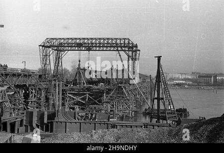 Warszawa, 1948-11. Budowa mostu Œl¹sko-D¹browskiego na Trasie Wschód-Zachód. NZ. Prace od strony Œródmieœcia. uu PAP Dok³adny dzieñ wydarzenia nieustalony. Varsavia, novembre 1948. La costruzione del ponte Slasko-Dabrowski, un elemento della strada Est-Ovest. Nella foto: Opera dal lato del centro città. uu PAP Foto Stock