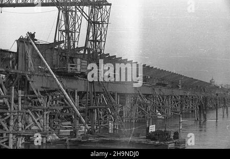 Warszawa, 1948-11. Budowa mostu Œl¹sko-D¹browskiego na Trasie Wschód-Zachód. NZ. Prace od strony Œródmieœcia. uu PAP Dok³adny dzieñ wydarzenia nieustalony. Varsavia, novembre 1948. La costruzione del ponte Slasko-Dabrowski, un elemento della strada Est-Ovest. Nella foto: Opera dal lato del centro città. uu PAP Foto Stock