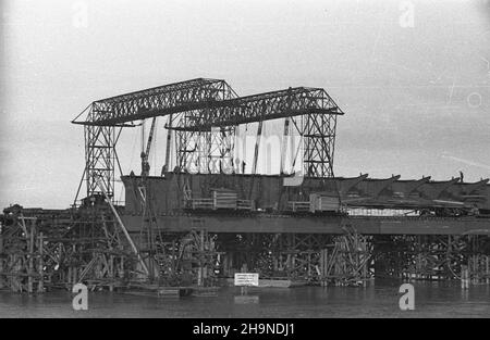 Warszawa, 1948-11. Budowa mostu Œl¹sko-D¹browskiego na Trasie Wschód-Zachód. NZ. Prace od strony Œródmieœcia. uu PAP Dok³adny dzieñ wydarzenia nieustalony. Varsavia, novembre 1948. La costruzione del ponte Slasko-Dabrowski, un elemento della strada Est-Ovest. Nella foto: Opera dal lato del centro città. uu PAP Foto Stock