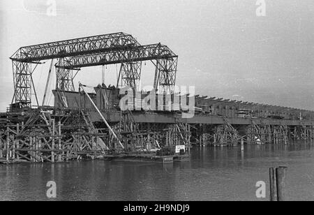 Warszawa, 1948-11. Budowa mostu Œl¹sko-D¹browskiego na Trasie Wschód-Zachód. NZ. Prace od strony Œródmieœcia. uu PAP Dok³adny dzieñ wydarzenia nieustalony. Varsavia, novembre 1948. La costruzione del ponte Slasko-Dabrowski, un elemento della strada Est-Ovest. Nella foto: Opera dal lato del centro città. uu PAP Foto Stock
