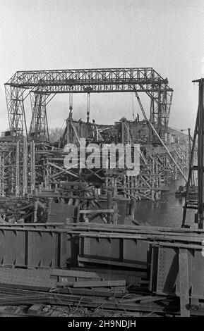 Warszawa, 1948-11. Budowa mostu Œl¹sko-D¹browskiego na Trasie Wschód-Zachód. NZ. Prace od strony Œródmieœcia. uu PAP Dok³adny dzieñ wydarzenia nieustalony. Varsavia, novembre 1948. La costruzione del ponte Slasko-Dabrowski, un elemento della strada Est-Ovest. Nella foto: Opera dal lato del centro città. uu PAP Foto Stock
