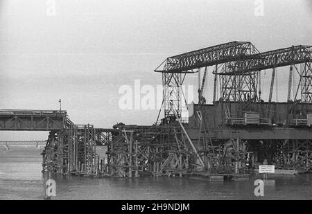 Warszawa, 1948-11. Budowa mostu Œl¹sko-D¹browskiego na Trasie Wschód-Zachód. NZ. Prace od strony Œródmieœcia. uu PAP Dok³adny dzieñ wydarzenia nieustalony. Varsavia, novembre 1948. La costruzione del ponte Slasko-Dabrowski, un elemento della strada Est-Ovest. Nella foto: Opera dal lato del centro città. uu PAP Foto Stock