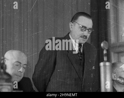 Warszawa, 1948-11-03. Wspólne posiedzenie przedstawicieli Komitetu Centralnego Polskiej Partii Robotniczej i Centralnego Komitetu Wykonawczego Polskiej Partii Socjalistycznej, podczas którego podjêto decyzjê o zjednoczeniu PPR i PPS. Premier Józef Cyrankiewicz (L), przemawia prezydent Polski Boles³aw Bierut. bk PAP Varsavia, 3 novembre 1948. Una seduta congiunta del Comitato centrale del Partito dei lavoratori polacchi (PPR) e del Comitato esecutivo centrale del Partito socialista polacco (PPS) che ha adottato una decisione di fusione PPR-PPS. Nella foto: PM Jozef Cyrankiewicz (a sinistra), il presidente polacco Boleslaw Bierut Foto Stock