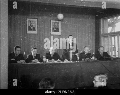 Warszawa, 1948-11-03. Wspólne posiedzenie przedstawicieli Komitetu Centralnego Polskiej Partii Robotniczej i Centralnego Komitetu Wykonawczego Polskiej Partii Socjalistycznej, podczas którego podjêto decyzjê o zjednoczeniu PPR i PPS. de lewej: ministro ¿eglugi Adam Rapacki, wicemarsza³ek Sejmu Roman Zambroski, Premier Józef Cyrankiewicz, prezydent polski Boles³aw Bierut, Ministro sprawiedliwoœci Henryk Œwi¹tkowski, cz³onek Biura Politycznego PPR Jakub Berman. bk PAP Varsavia, 3 novembre 1948. La seduta congiunta dei rappresentanti del Comitato centrale del Partito dei lavoratori polacchi (PPR) e del Foto Stock