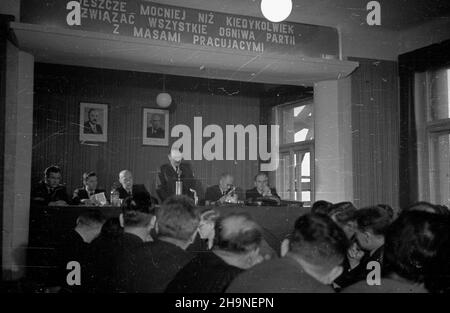 Warszawa, 1948-11-03. Wspólne posiedzenie Komitetów Centralnych Polskiej Partii Robotniczej i Polskiej Partii Socjalistycznej, na którym postanowiono zwo³aæ Kongres Zjednozeniowy obu partii na dzieñ 8 grudnia 1948 r. oraz omówiono przeprowadzon¹ na szczeblu lokalnym akcjê weryfikacji cz³onków obu organizji. ¿prezydium obrad od lewej: ministro wicemarsza³ek eglugi Adam Rapacki, Józef Sejmu Ustawodczego Roman Zambroski, Premier Boles³aw Cyrankiewicz, prezydent sprawiedliwoœci Bierut, ministro Œwi¹tkowski Henryk pose³ oraz na Sejm Ustawodawczy Jakub Berman. uu PAP Varsavia, novembre 3 Foto Stock