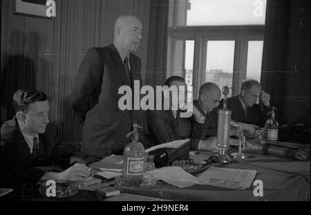 Warszawa, 1948-11-03. Wspólne posiedzenie Komitetów Centralnych Polskiej Partii Robotniczej i Polskiej Partii Socjalistycznej, na którym postanowiono zwo³aæ Kongres Zjednozeniowy obu partii na dzieñ 8 grudnia 1948 r. oraz omówiono przeprowadzon¹ na szczeblu lokalnym akcjê weryfikacji cz³onków obu organizji. NZ. w prezydium obrad od lewej: wicemarsza³ek Sejmu Ustawodawczego Roman Zambroski, Premier Józef Cyrankiewicz, prezydent Boles³aw Bierut, ministro sprawiedliwoœci Henryk Œwi¹tkowski oraz pose³ na Sejm Ustawodawczy Jakub Berman. uu PAP Varsavia, 3 novembre 1948. Una seduta congiunta di cent Foto Stock