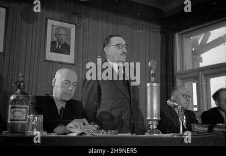 Warszawa, 1948-11-03. Wspólne posiedzenie Komitetów Centralnych Polskiej Partii Robotniczej i Polskiej Partii Socjalistycznej, na którym postanowiono zwo³aæ Kongres Zjednozeniowy obu partii na dzieñ 8 grudnia 1948 r. oraz omówiono przeprowadzon¹ na szczeblu lokalnym akcjê weryfikacji cz³onków obu organizji. NZ. w prezydium obrad od lewej: premier Józef Cyrankiewicz, prezydent Boles³aw Bierut, ministro sprawiedliwoœci Henryk Œwi¹tkowski. uu PAP Varsavia, 3 novembre 1948. Una seduta congiunta dei Comitati centrali del Partito dei lavoratori polacchi e del Partito socialista polacco che hanno deciso di convocare i due Foto Stock