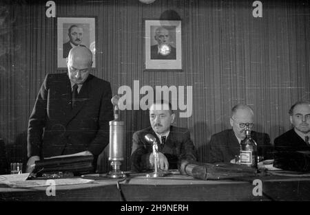 Warszawa, 1948-11-03. Wspólne posiedzenie Komitetów Centralnych Polskiej Partii Robotniczej i Polskiej Partii Socjalistycznej, na którym postanowiono zwo³aæ Kongres Zjednozeniowy obu partii na dzieñ 8 grudnia 1948 r. oraz omówiono przeprowadzon¹ na szczeblu lokalnym akcjê weryfikacji cz³onków ohz: ohz. premier Józef Cyrankiewicz, prezidente Boles³aw Bierut, ministro sprawiedliwoœci Henryk Œwi¹tkowski oraz pose³ na Sejm Ustawodawczy Jakub Berman. uu PAP Varsavia, 3 novembre 1948. Una seduta congiunta dei Comitati centrali del Partito dei lavoratori polacchi e della Socia polacca Foto Stock