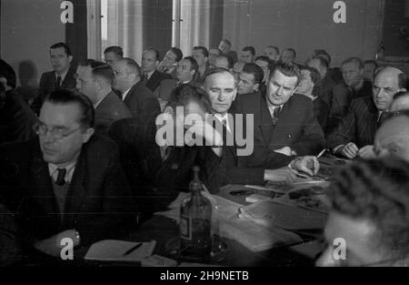 Warszawa, 1948-11-03. Wspólne posiedzenie Komitetów Centralnych Polskiej Partii Robotniczej i Polskiej Partii Socjalistycznej, na którym postanowiono zwo³aæ Kongres Zjednozeniowy obu partii na dzieñ 8 grudnia 1948 r. oraz omówiono przeprowadzon¹ na szczeblu lokalnym akcjê weryfikacji cz³onków obu organizji. No. w centrum: Podsekretarz stanu w Ministerstwie Przemys³u i Handlu Eugeniusz Szyr (2L, twarz przys³oniêta d³oni¹), genera³ broni W³adys³aw Korczyc (3L), wiceminister obrony narodowej Piotr Jaroszewicz (4L). uu PAP Varsavia, 3 novembre 1948. Una seduta congiunta dei Comitati centrali di Pol Foto Stock