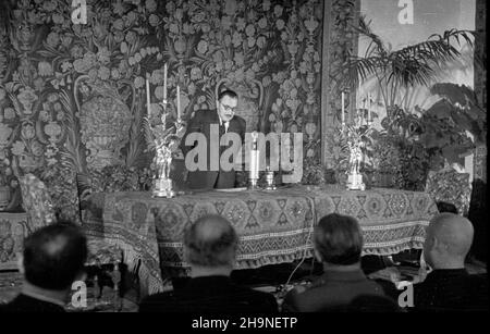 Warszawa, 1948-11-05. W Belwederze odby³o siê uroczyste posiedzenie jumaacyjne Ogólnopolskiego Komitetu Wykonawczego uczczenia 150-lecia urodzin Adama Mickiewicza. Posiedzeniu przewodniczy³ prezidente RP Boles³aw Bierut (nz.). Na spotkaniu obecni byli cz³onkowie rz¹du: premier Józef Cyrankiewicz, ministro kultury i sztuki Stefan Dybowski, ministro obrony narodowej Micha³ Rola-¯ymierski, wiceminister obrony narodowej Marian Spychalski, liczni reprezentanci œwiata nauki, zatury i proly prós Varsavia, 5 novembre 1948. L'incontro inaugurale dell'Esecuti Nazionale Foto Stock