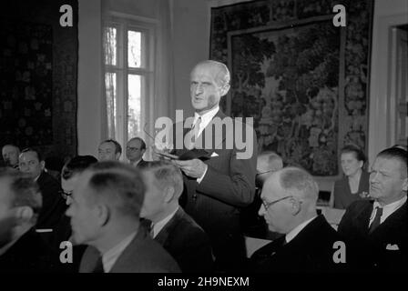 Warszawa, 1948-11-05. W Belwederze odby³o siê uroczyste posiedzenie jumaacyjne Ogólnopolskiego Komitetu Wykonawczego uczczenia 150-lecia urodzin Adama Mickiewicza. Posiedzeniu przewodniczy³ prezidente RP Boles³aw Bierut. Na spotkaniu obecni byli cz³onkowie rz¹du, liczni reprezentanci œwiata nauki, literatury i sztuki oraz przodicy pracy. m.in. Poeci: Julian Tuwim (stoi), z prawej W³adys³aw Broniewski. uu PAP Varsavia, 5 novembre 1948. L'incontro inaugurale del Comitato Esecutivo Nazionale per onorare il 150th anniversario di nascita di Adam Mickiewicz al Palazzo Belvedere. Il mee Foto Stock