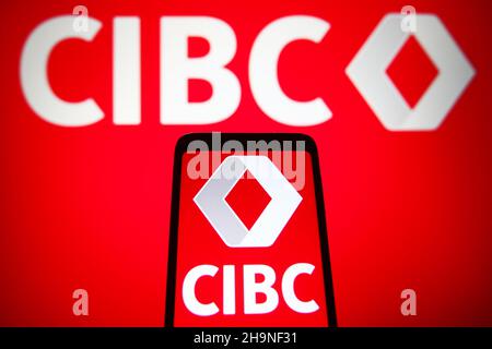 Ucraina. 07th Dic 2021. In questa foto, il logo CIBC (Canadian Imperial Bank of Commerce) viene visualizzato sullo schermo di uno smartphone e di un computer. (Foto di Pavlo Gonchar/SOPA Images/Sipa USA) Credit: Sipa USA/Alamy Live News Foto Stock