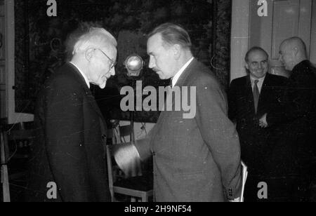 Warszawa, 1948-11-05. W Belwederze odby³o siê uroczyste posiedzenie jumaacyjne Ogólnopolskiego Komitetu Wykonawczego uczczenia 150-lecia urodzin Adama Mickiewicza. Posiedzeniu przewodniczy³ prezidente RP Boles³aw Bierut. Na spotkaniu obecni byli cz³onkowie rz¹du, liczni reprezentanci œwiata nauki, literatury i sztuki oraz przodicy pracy. de lewej: Prezes polskiej Akademii Nauk Kazimierz Nitsch, Boles³aw Bierut, pose³ na Sejm Ustawodawczy Jakub Berman, Premier Józef Cyrankiewicz. uu PAP Varsavia, 5 novembre 1948. La riunione inaugurale del Comitato Esecutivo Nazionale per l'onorificenza Foto Stock