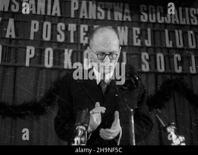 Warszawa, 1948-11-06. Akademia w Teatrze Polskim z okazji XXXI rocznicy wybuchu Rewolucji PaŸdziernikowej. NZ. Przemawia przewodnicz¹cy Towarzystwa PrzyjaŸni Polsko-Radzieckiej Henryk Œwi¹tkowski. bk PAP Varsavia, 6 novembre 1948. Cerimonie che segnano il 31st anniversario dello scoppio della rivoluzione di ottobre nel Teatro Polski. Nella foto: Capo della Società di amicizia Polacco-sovietica Henryk Swiatkowski Speaking. bk PAP Foto Stock