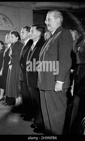 Warszawa, 1948-11-06. Obchody XXXI rocznicy rewolucji paŸdziernikowej. Uroczysta akademia w Teatrze Polskim. rzêdzie m.in. ministro przemys³u i handlu Hilary MiNC (1P), wicemarsza³ek Sejmu Ustawodawczego Roman Zambrowski (2P), ministro komunikacji Jan Rabanowski (1L). uu PAP Varsavia, 6 novembre 1948. Cerimonie che segnano il 31st anniversario della Rivoluzione d'Ottobre. Cerimonia al Teatro Polski. Nella foto: In prima fila - Ministro dell'industria e del Commercio Hilary MiNC (1st a destra), vice presidente del legislativo Sejm Roman Zambrowski (2nd a destra), ministro dei Trasporti Jan Rabanowski (1 Foto Stock