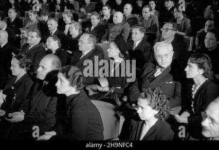 Warszawa, 1948-11-06. Obchody XXXI rocznicy rewolucji paŸdziernikowej. Uroczysta akademia w Teatrze Polskim. m.in. w pierwszym rzêdzie: dzia³aczka komunistyczna Wanda Wasilewska (2P), pose³ na Sejm Ustawodawczy Jakub Berman (3P). W drugim rzêdzie: ministro poczt i telegrafów Wac³aw Szymanowski (2P), ministro odbudowy Micha³ Kaczorowski (4P), ministro pracy i opieki spo³ecznej Kazimierz Rusinek (6P). uu PAP Varsavia, 6 novembre 1948. Cerimonie che segnano il 31st anniversario della Rivoluzione d'Ottobre. La cerimonia di gala al Teatro Polski. Nella foto: Nella 1st fila l'attivista comunista Wanda Foto Stock