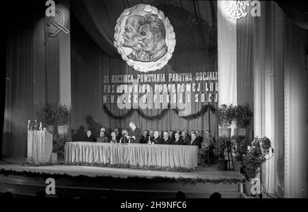 Warszawa, 1948-11-06. Obchody XXXI rocznicy rewolucji paŸdziernikowej. Uroczysta akademia w Teatrze Polskim. uroczystoœci prezydium przy stole m.in. Wiceminister obrony narodowej gen. Dywizji Marian Spychalski (2L), wicemarsza³ek Sejmu Ustawodawczego Roman Zambrowski (3L), ambasador ZSRR w Polsce Wiktor Lebiediew (4L), sprawiedliwoœci Henryk Œwi¹tkowski (5L) pe³ni¹cy funkcjê przewodnicz¹cego, ministro Rzythzymaki (6L), Townsko-PrzyjaŸni) il ministro komunikacji Jan Rabanowski (8L), uu PAP Varsavia, 6 novembre 1948. Cerimonie che segnano il 3 Foto Stock