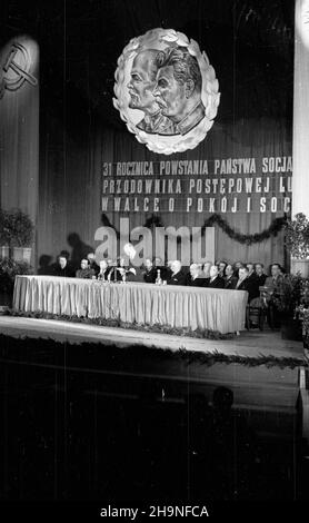 Warszawa, 1948-11-06. Obchody XXXI rocznicy rewolucji paŸdziernikowej. Uroczysta akademia w Teatrze Polskim. uroczystoœci prezydium przy stole m.in. Wiceminister obrony narodowej gen. Dywizji Marian Spychalski (2L), wicemarsza³ek Sejmu Ustawodawczego Roman Zambrowski (3L), ambasador ZSRR w Polsce Wiktor Lebiediew (4L), sprawiedliwoœci Henryk Œwi¹tkowski (5L) pe³ni¹cy funkcjê przewodnicz¹cego, ministro Rzythzymaki (6L), Townsko-PrzyjaŸni) il ministro komunikacji Jan Rabanowski (8L), uu PAP Varsavia, 6 novembre 1948. Cerimonie che segnano il 3 Foto Stock