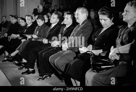 Warszawa, 1948-11-06. Obchody XXXI rocznicy rewolucji paŸdziernikowej. Uroczysta akademia w Teatrze Polskim. rzêdzie m.in. ministro przemys³u i handlu Hilary MiNC (3P), wicemarsza³ek Sejmu Ustawodawczego Roman Zambrowski (4P), ministro komunikacji Jan Rabanowski (7P). uu PAP Varsavia, 6 novembre 1948. Cerimonie che segnano il 31st anniversario della Rivoluzione d'Ottobre. Cerimonia al Teatro Polski. Nella foto: In prima fila - Ministro dell'industria e del Commercio Hilary MiNC (3rd a destra), vice presidente del legislativo Sejm Roman Zambrowski (4th a destra), ministro dei Trasporti Jan Rabanowski (7 Foto Stock