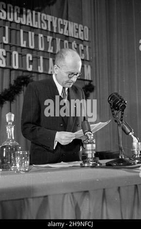 Warszawa, 1948-11-06. Obchody XXXI rocznicy rewolucji paŸdziernikowej. Uroczysta akademia w Teatrze Polskim. NZ. Przemawia ministro sprawiedliwoœci Henryk Œwi¹tkowski pe³ni¹cy funkcjê przewodnicz¹cego Towarzystwa PrzyjaŸni Polsko-Radzieckiej. uu PAP Varsavia, 6 novembre 1948. Cerimonie che segnano il 31st anniversario della Rivoluzione d'Ottobre. Cerimonia al Teatro Polski. Nella foto: Discorso di Henryk Swiatkowski, ministro della Giustizia e capo della Società di amicizia Polacco-sovietica. uu PAP Foto Stock