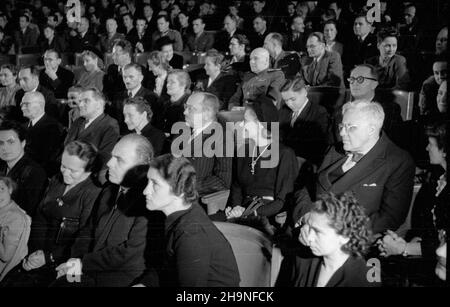 Warszawa, 1948-11-06. Obchody XXXI rocznicy rewolucji paŸdziernikowej. Uroczysta akademia w Teatrze Polskim. m.in. w pierwszym rzêdzie: dzia³aczka komunistyczna Wanda Wasilewska (2P), pose³ na Sejm Ustawodawczy Jakub Berman (3P). W drugim rzêdzie: ministro poczt i telegrafów Wac³aw Szymanowski (1P), Ministro odbudowy Micha³ Kaczorowski (3P), Ministro pracy i opieki spo³ecznej Kazimierz Rusinek (5P) Ministro Oraz zdrowia Tadeusz Michejda (6P). uu PAP Varsavia, 6 novembre 1948. Cerimonie che segnano il 31st anniversario della Rivoluzione d'Ottobre. La cerimonia di gala al Teatro Polski. Pictu Foto Stock