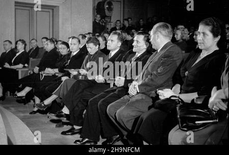 Warszawa, 1948-11-06. Obchody XXXI rocznicy rewolucji paŸdziernikowej. Uroczysta akademia w Teatrze Polskim. rzêdzie m.in. ministro przemys³u i handlu Hilary MiNC (2P), wicemarsza³ek Sejmu Ustawodawczego Roman Zambrowski (3P), ministro komunikacji Jan Rabanowski (6P). uu PAP Varsavia, 6 novembre 1948. Cerimonie che segnano il 31st anniversario della Rivoluzione d'Ottobre. Cerimonia al Teatro Polski. Nella foto: In prima fila - Ministro dell'industria e del Commercio Hilary MiNC (2nd a destra), vice presidente del legislativo Sejm Roman Zambrowski (3rd a destra), ministro dei Trasporti Jan Rabanowski (6 Foto Stock