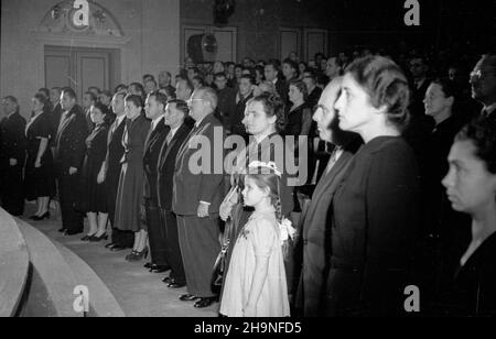 Warszawa, 1948-11-06. Obchody XXXI rocznicy rewolucji paŸdziernikowej. Uroczysta akademia w Teatrze Polskim. w pierwszym rzêdzie m.in. dzia³aczka komunistyczna Wanda Wasilewska (2P), pose³ na Sejm Ustawodawczy Jakub Berman (3P), ministro przemys³u i handlu Hilary MiNC (8L), wicemarsza³ek Sejmu Ustawodawczego Roman browski (7P), ministro Radkomjowski (5L), ministro bezpieczeñstwa lasów Boles³aw, 1L (3L), Ránkomknekovski (Stanis³aw) Varsavia, 6 novembre 1948. Cerimonie che segnano il 31st anniversario della Rivoluzione d'Ottobre. Cerimonia al po Foto Stock