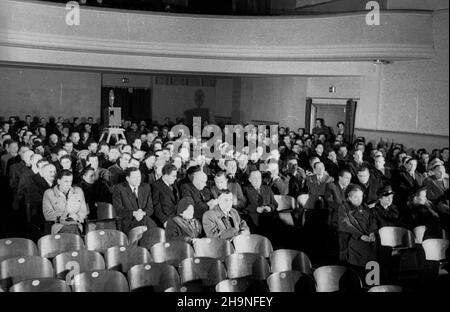 Warszawa, 1948-11-07. W kinie Palladium odby³a siê uroczystoœæ przekazania pierwszego w¹skotaœmowego (16 mm) aparatu projekcyjnego wyprodukowanego przez Fabrykê Aparatów Filmowych w £odzi. Na pokaz przybyli Premier Józef Cyrankiewicz, ministro kultury i sztuki Stefan Dybowski, ministro komunikacji Jan Rabanowski, wiceminister obrony narodowej gen. Dyji Marian Spychalski, predizes rady filmowej Leon Kruczkowski oraz dyreknactor Przedsiêbiorstwa Pañstwowego Polski Stanis³aw uzt polski Varsavia, 7 novembre 1948. Il cinema Palladium ha ospitato la cerimonia del trasferimento Foto Stock