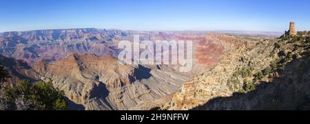 Vista panoramica panoramica del Parco Nazionale del Grand Canyon in Arizona USA dal South Rim con Torre di avvistamento del deserto in lontananza su Horizon Foto Stock