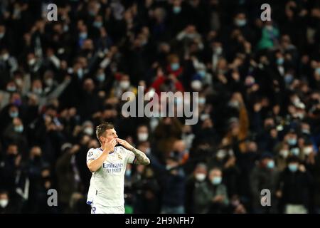 Madrid, Spagna. 7th Dic 2021. Toni Kroos del Real Madrid celebra il suo obiettivo durante la partita di calcio del gruppo D della UEFA Champions League tra Real Madrid e Inter Milan allo stadio Santiago Bernabeu di Madrid, in Spagna, il 7 dicembre 2021. Credit: Meng Dingbo/Xinhua/Alamy Live News Foto Stock