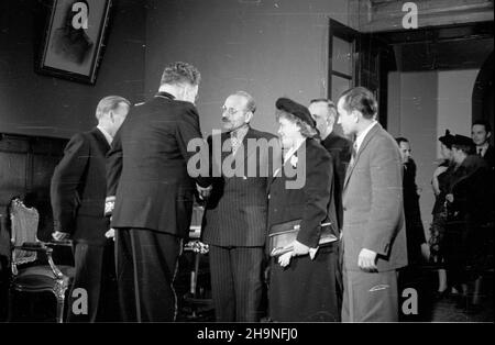 Warszawa, 1948-11-07. Z okazji XXXI rocznicy Wielkiej Rewolucji PaŸdziernikowej ambasador ZSRR Wiktor Lebiediew oraz jego ma³¿onka wydali w godzinach wieczornych przyjêcie w salonach ambasady. Wœród zaprotzonych goœci byli przedstawiciele naczelnych w³adz pañstwowych oraz cz³onkowie korpusu dyplomatycznego akredytowanego w Warszawie. NZ. Wiktor Lebiediew (2L), komendant g³ówny Milicji Obywatelskiej Franciszek JóŸwiak (3L), sekretarz Komitetu Warszawskiego PPR Jerzy Albrecht (6L) Varsavia, 7 novembre 1948. L'ambasciatore dell'Unione Sovietica Viktor Lebedev e sua moglie hanno tenuto un ricevimento all'em Foto Stock