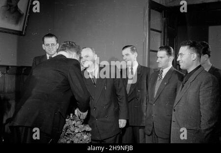 Warszawa, 1948-11-07. Z okazji XXXI rocznicy Wielkiej Rewolucji PaŸdziernikowej ambasador ZSRR Wiktor Lebiediew oraz jego ma³¿onka wydali w godzinach wieczornych przyjêcie w salonach ambasady. Wœród zaprotzonych goœci byli przedstawiciele naczelnych w³adz pañstwowych oraz cz³onkowie korpusu dyplomatycznego akredytowanego w Warszawie. NZ. Wiktor Lebiediew (2L) wha przyby³ych goœci, m.in. genera³a dywizji Stanis³awa Zawadzkiego (4P). uu PAP Varsavia, 7 novembre 1948. L'ambasciatore dell'Unione Sovietica Viktor Lebedev e sua moglie hanno tenuto un ricevimento all'ambasciata per celebrare il 31st° anniversario dell'ottobre Foto Stock