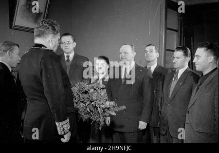 Warszawa, 1948-11-07. Z okazji XXXI rocznicy Wielkiej Rewolucji PaŸdziernikowej ambasador ZSRR Wiktor Lebiediew oraz jego ma³¿onka wydali w godzinach wieczornych przyjêcie w salonach ambasady. Wœród zaprotzonych goœci byli przedstawiciele naczelnych w³adz pañstwowych oraz cz³onkowie korpusu dyplomatycznego akredytowanego w Warszawie. NZ. Wiktor Lebiediew (2L) wha przyby³ych goœci, m.in. genera³a dywizji Stanis³awa Zawadzkiego (4P). uu PAP Varsavia, 7 novembre 1948. L'ambasciatore dell'Unione Sovietica Viktor Lebedev e sua moglie hanno tenuto un ricevimento all'ambasciata per celebrare il 31st° anniversario dell'ottobre Foto Stock