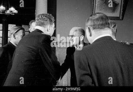 Warszawa, 1948-11-07. Z okazji XXXI rocznicy Wielkiej Rewolucji PaŸdziernikowej ambasador ZSRR Wiktor Lebiediew oraz jego ma³¿onka wydali w godzinach wieczornych przyjêcie w salonach ambasady. Wœród zaprotzonych goœci byli przedstawiciele naczelnych w³adz pañstwowych oraz cz³onkowie korpusu dyplomatycznego akredytowanego w Warszawie. NZ. Wiktor Lebiediew (L) wita minima sprawiedliwoœci Henryka Œwi¹tkowskiego (C). uu PAP Varsavia, 7 novembre 1948. L'ambasciatore dell'Unione Sovietica Viktor Lebedev e sua moglie hanno tenuto un ricevimento all'ambasciata per celebrare il 31st° anniversario della Rivoluzione d'Ottobre. INVI Foto Stock