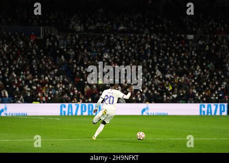 Madrid, Spagna. 7th Dic 2021. Il Vinicius Jr. Di Real Madrid compete durante la partita di football del gruppo D della UEFA Champions League tra Real Madrid e Inter Milan allo stadio Santiago Bernabeu di Madrid, in Spagna, il 7 dicembre 2021. Credit: Meng Dingbo/Xinhua/Alamy Live News Foto Stock