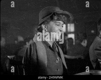 Warszawa, 1948-11-08. I Ogólnopolski Kongres Satyryków w sali YMCA przy ul. Krakowskie Przedmieœcie. NZ. Pisarka satyryczna Magdalena Samozwaniec. bk PAP Varsavia, 8 novembre 1948. Il Congresso Nazionale dei Satisti del 1st in una sala YMCA in via Krakowskie Przedmiescie. Nella foto: Scrittore satirico Magdalena Samozwaniec. bk PAP Foto Stock