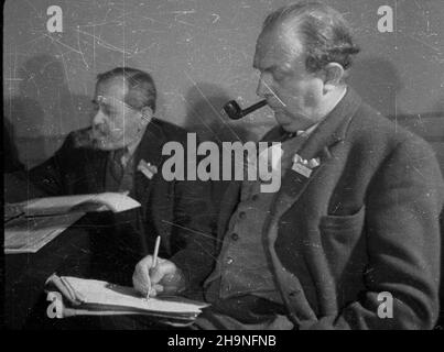 Warszawa, 1948-11-08. I Ogólnopolski Kongres Satyryków w sali YMCA przy ul. Krakowskie Przedmieœcie. NZ. Rysownik Jerzy Zaruba (P) i bajkopisarz Benedykt Hertz. bk PAP Varsavia, 8 novembre 1948. Il Congresso Nazionale dei Satisti del 1st in una sala YMCA in via Krakowskie Przedmiescie. Nella foto: Artista grafico Jerzy Zaruba (a destra) e scrittore da favola Benedykt Hertz. bk PAP Foto Stock