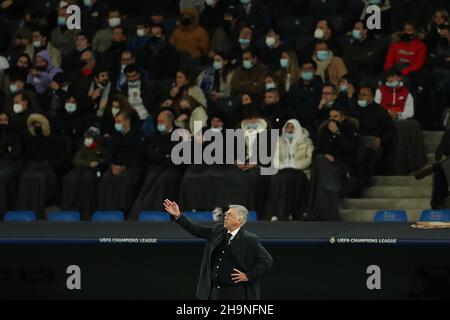 Madrid, Spagna. 7th Dic 2021. L'allenatore del Real Madrid Carlo Ancelotti reagisce durante la partita di football del Gruppo D della UEFA Champions League tra Real Madrid e Inter Milan allo stadio Santiago Bernabeu di Madrid, in Spagna, il 7 dicembre 2021. Credit: Meng Dingbo/Xinhua/Alamy Live News Foto Stock