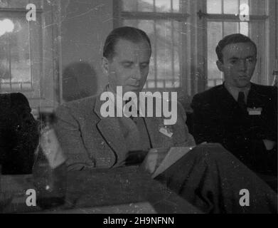 Warszawa, 1948-11-08. I Ogólnopolski Kongres Satyryków w sali YMCA przy ul. Krakowskie Przedmieœcie. NZ. Rysownik Eryk Lipiñski. bk PAP Varsavia, 8 novembre 1948. Il Congresso Nazionale dei Satisti del 1st in una sala YMCA in via Krakowskie Przedmiescie. Nella foto: Artista grafico Eryk Lipinski. bk PAP Foto Stock