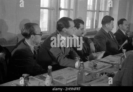 Warszawa, 1948-11-08. I Ogólnopolski Kongres Satyryków w sali YMCA (Young Men's Christian Association) przy ul. Krakowskie Przedmieœcie. uu PAP Varsavia, 8 novembre 1948. Il Congresso Nazionale dei Satisti del 1st presso la sala dell'Associazione cristiana dei giovani uomini in via Krakowskie Przedmiescie. uu PAP Foto Stock