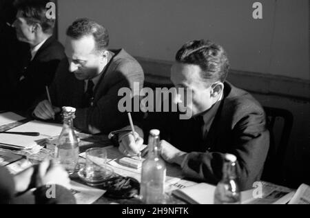 Warszawa, 1948-11-08. I Ogólnopolski Kongres Satyryków w sali YMCA (Young Men's Christian Association) przy ul. Krakowskie Przedmieœcie. uu PAP Varsavia, 8 novembre 1948. Il Congresso Nazionale dei Satisti del 1st presso la sala dell'Associazione cristiana dei giovani uomini in via Krakowskie Przedmiescie. uu PAP Foto Stock