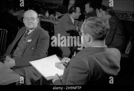 Warszawa, 1948-11-08. I Ogólnopolski Kongres Satyryków w sali YMCA (Young Men's Christian Association) przy ul. Krakowskie Przedmieœcie. NZ. m.in. Jan Huszcza (L). uu PAP Varsavia, 8 novembre 1948. Il Congresso Nazionale dei Satisti del 1st presso la sala dell'Associazione cristiana dei giovani uomini in via Krakowskie Przedmiescie. Nella foto: Jan Huszcza (a sinistra), tra gli altri. uu PAP Foto Stock