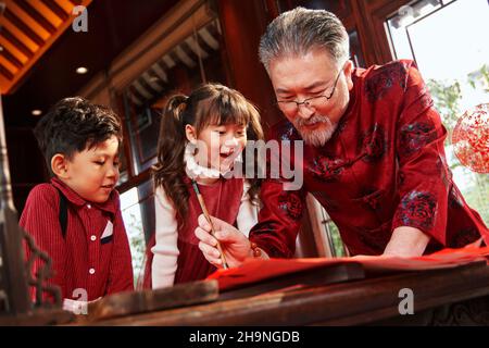 Tra tre persone insieme per scrivere coppie Spring Festival Foto Stock