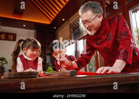 Tra tre persone insieme per scrivere coppie Spring Festival Foto Stock