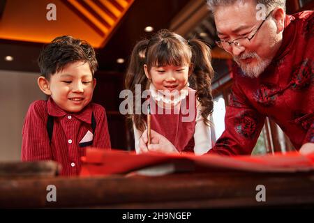 Tra tre persone insieme per scrivere coppie Spring Festival Foto Stock