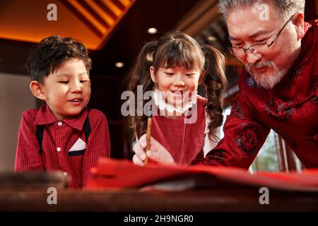 Tra tre persone insieme per scrivere coppie Spring Festival Foto Stock