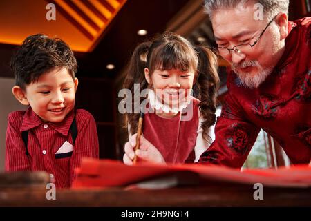 Tra tre persone insieme per scrivere coppie Spring Festival Foto Stock