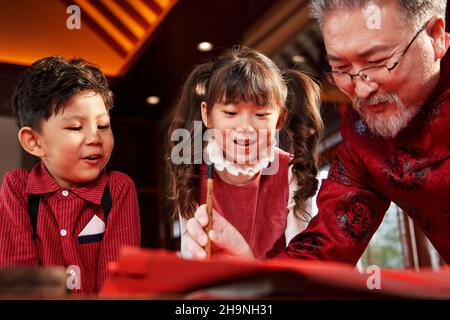 Tra tre persone insieme per scrivere coppie Spring Festival Foto Stock